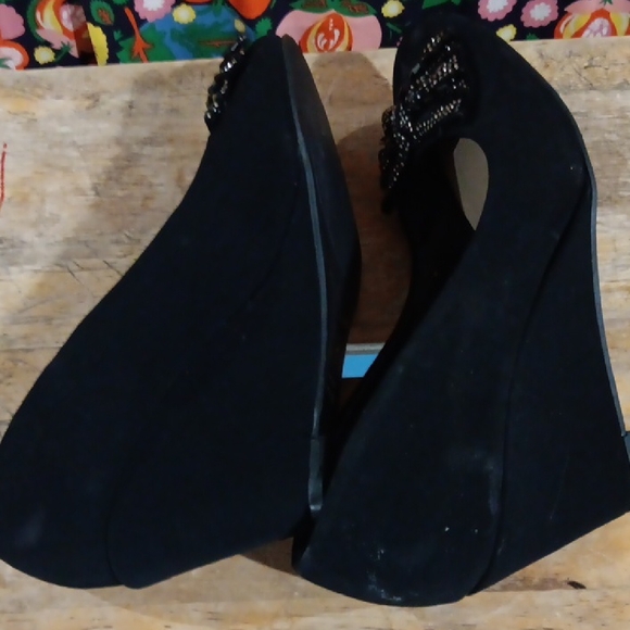 Madeline Stuart Black Wedges with Beaded Bow - Picture 6 of 12